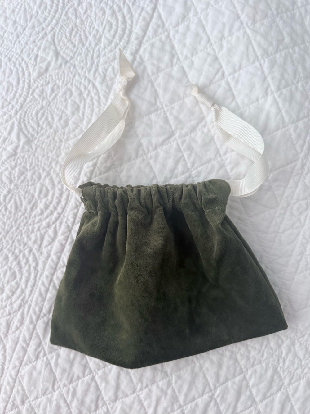 NWOT VICTORIA BECKHAM Green Velvet Pochette π
πΌππ Drawstring Makeup Pouch - Picture 4 of 6